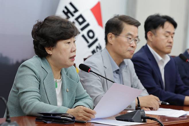 조배숙 국민의힘 사법정의수호 및 독재저지 특별위원회 위원장이 8일 오전 서울 여의도 국회에서 열린 전체회의에서 발언하고 있다. 뉴스1