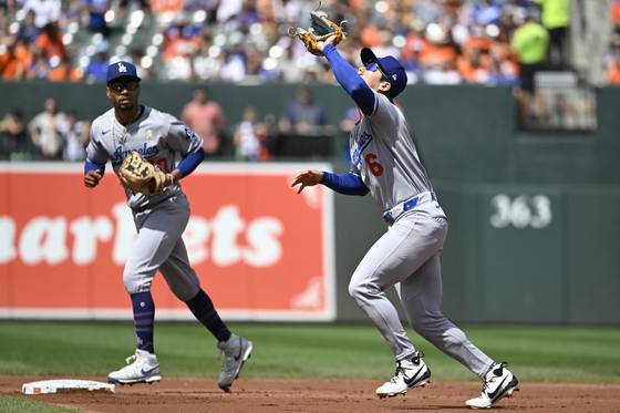 내야 플라이를 처리하는 김혜성. 로이터=연합뉴스