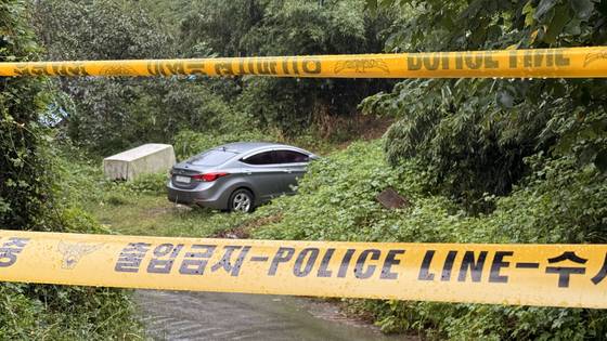 8일 오전 전남 무안군 한 마을 공터에 50대 여성이 숨진 채 부패한 상태로 발견됐다. 사진은 숨진 여성이 발견된 차량의 모습. 연합뉴스