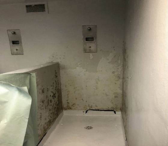 미국 이민 당국에 체포된 한국인 300여명 중 대부분이 수감된 미국 조지아주 포크스턴의 이민세관단속국(ICE) 시설의 샤워장. 연합뉴스