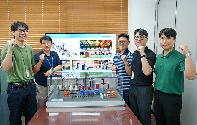 권익수 박사(왼쪽)를 비롯한 KERI 전력케이블연구센터 박사들이 해저 전력케이블용 ‘열-전기-기계적 복합 시험평가 플랫폼’을 세계최초로 개발했다.