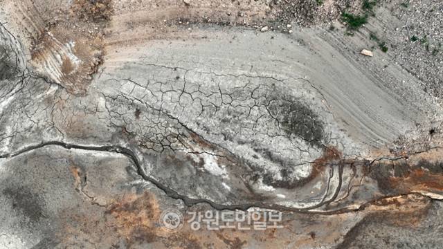 ▲ 강릉지역이 극심한 가뭄을 겪고 있는 가운데 6일 오봉저수지 바닥이 드러나 메말라 있다. 김정호 기자