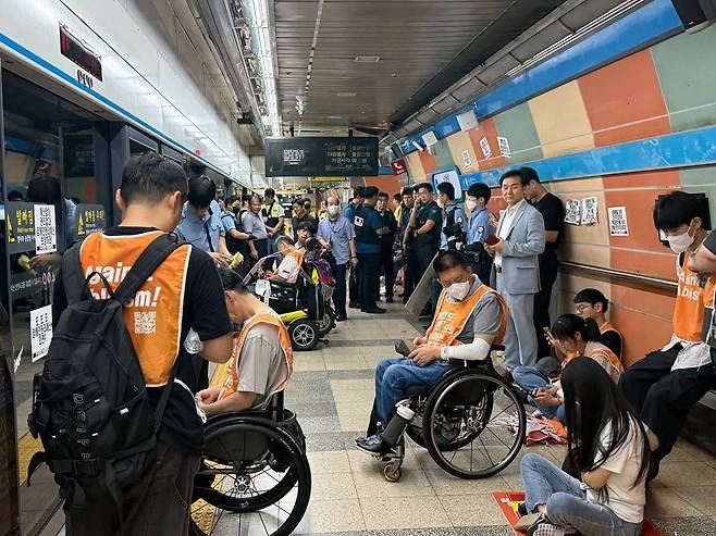 지하철 4호선 남태령역 탑승 시위 모습. 사진=전국장애인차별철폐연대(전장연)·연합뉴스