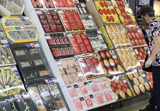 지난 7일 서울의 한 대형마트에서 시민들이 추석선물을 고르고 있다.  /사진=연합뉴스