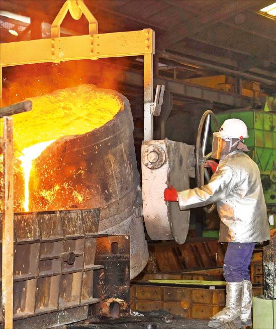 인천에 있는 한 공장에서 근로자가 선박용 엔진 주물 작업을 하고 있다. 한경DB