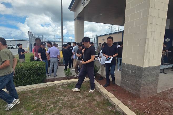 불법 체류 혐의로 구금된 가족·동료들을 면회하기 위해 7일(현지시간) 미국 조지아주 포크스턴 ICE(이민세관단속국) 구치소 앞에 모인 사람들이 면회실이 가득찼다는 얘기를 듣고 발길을 돌리고 있다. 사진=김인엽 특파원