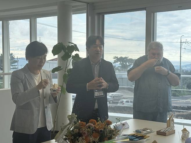 지난 13일 미스터밀크 본사에서 젤라토를 시식하고 있는 송미령 농림축산식품부 장관(왼쪽부터), 신세호 미스터밀크 대표, 마이클 리어던 조제프(한국명 이어던) 이시돌 농촌사회개발협회 이사장. 미스터밀크는 제주도 이시돌목장에서 생산한 유기농 우유를 바탕으로 젤라토와 우유샌드를 생산 중이다. 제주=김익환