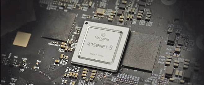 비전넥스트의 CCTV용 NPU 칩 ‘와이즈넷9’. /한화비전 제공