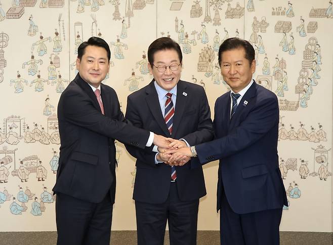 이재명 대통령이 8일 오전 서울 용산 대통령실에서 더불어민주당 정청래 대표, 국민의힘 장동혁 대표와 오찬 회동을 갖기 전 기념 촬영을 하고 있다. /사진=대통령실사진기자단