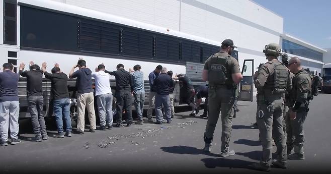 미국 이민관세단속국(U.S. Immigration and Customs Enforcement, ICE) 홈페이지 뉴스룸에는 지난 4일(현지시간) 미국 조지아주에서 시행된 불법체류자 단속에 대한 설명과 정지 영상 4컷, 그리고 동영상이 실려 있다. 표기된 날짜는 다음날인 5일. 제목은 “ICE, 조지아주 불법 고용 및 연방 범죄를 타킷으로 관계 기관 작전”이다. ICE 제공