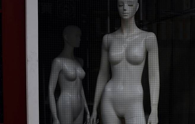 대부분의 마네킹은 실제 사람의 몸보다 키가 훨씬 크며 허리는 훨씬 가늘다. 비현실적인 몸의 규범은 미디어 광고와 학교, 가정까지 반복 재생산된다.이미지컷 unsplash