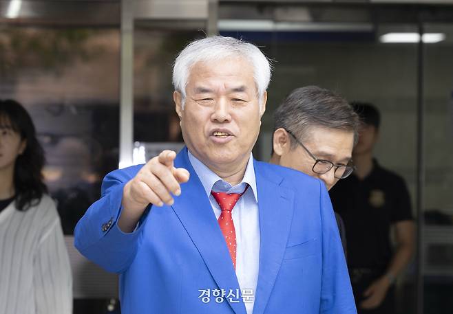 전광훈 사랑제일목사가 8일 서울 서초구 중앙지방법원에서 열린 기부금품법 위반 1심에서 벌금 2000만원을 선고 받은 뒤 나서고 있다. 2025.09.08 한수빈 기자