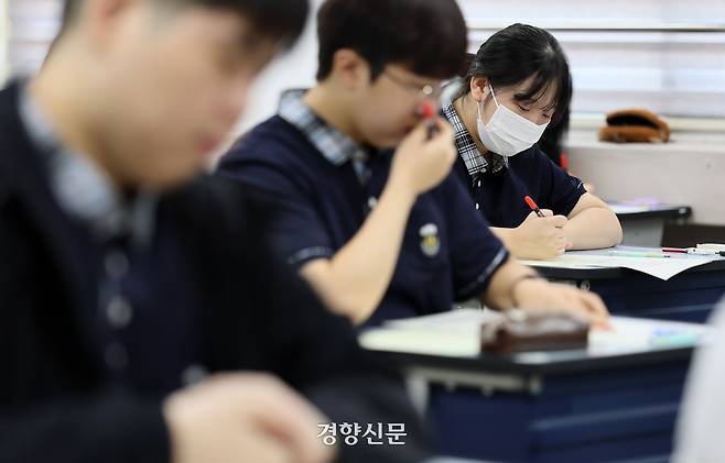 2026학년도 대학수학능력시험 모의평가가 실시된 지난 3일 서울 금천구 금천고등학교에서 고3 학생들이 시험 준비를 하고 있다. 사진공동취재단