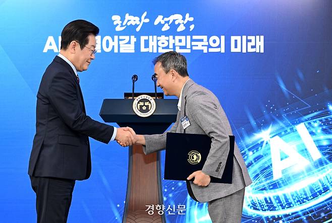 이재명 대통령이 8일 오후 서울 한강대로 서울스퀘어에서 열린 국가인공지능전략위원회 출범식에 참석해 임문영 미래전환 대표에게 위촉장을 수여하고 있다. 대통령실사진기자단