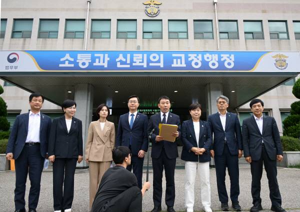 국회 법제사법위원회 소속 더불어민주당 김용민 간사가 지난 1일 서울구치소 현장 검증을 마친 후 브리핑하고 있다. 국회사진기자단