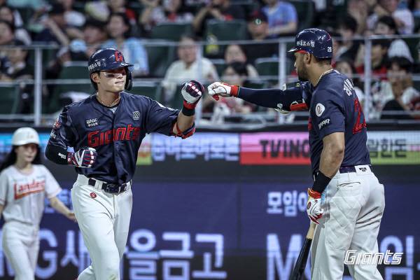 지난 5일 SSG전에서 홈런을 친 윤동희가 레이예스와 세리머니를 하고 있다. 롯데 자이언츠 제공