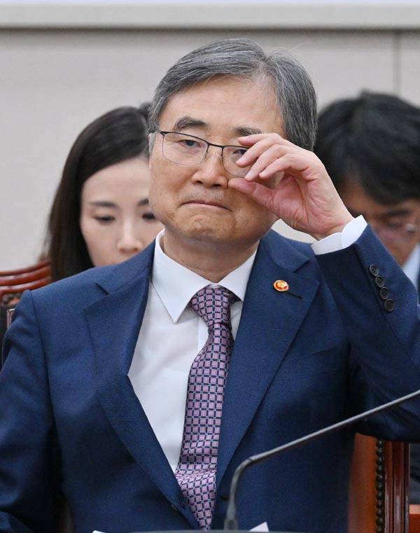 조현 외교부 장관이 8일 국회 외교통일위원회의 긴급현안질의에 출석해 안경을 고쳐 쓰고 있다.  김정록 기자