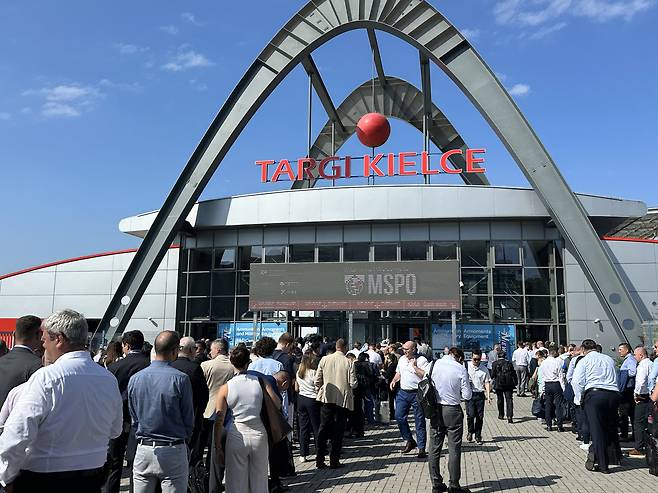 Long lines form outside the Targi Kielce exhibition hall on the opening day of MSPO 2025 in Kielce, Poland, on Sept. 2 [SEO JI-EUN]