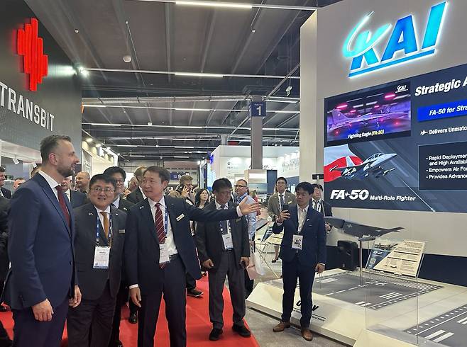 Polish Deputy Prime Minister and Minister of National Defence Władysław Kosiniak-Kamysz, left, listens as KAI Senior Executive Vice President Cha Jae-byoung, third from left, explains systems at the KAI booth during MSPO 2025 in Kielce, Poland, on Sept. 3. [KAI]