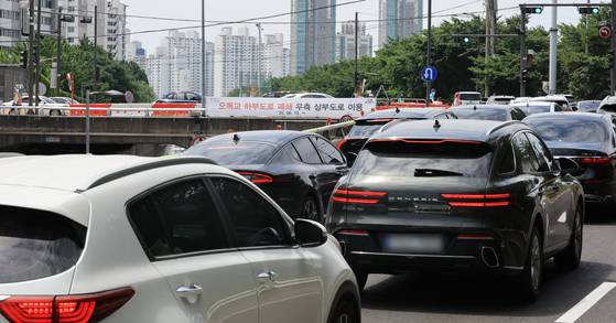 Roads are seen congested on the Seobu Expressway as traffic was suspended on the Omokgyo underpass in the eastbound direction toward Iljik for road-leveling work on June 15. [YONHAP]