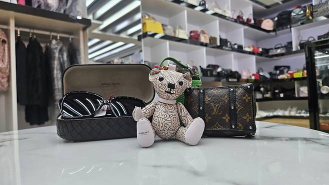 Once centered on handbags and shoes, Korea’s resale luxury market now includes accessories and children’s goods. A Burberry bear keyring is displayed at Gugus’ store in Myeong-dong, central Seoul. [GUGUS]
