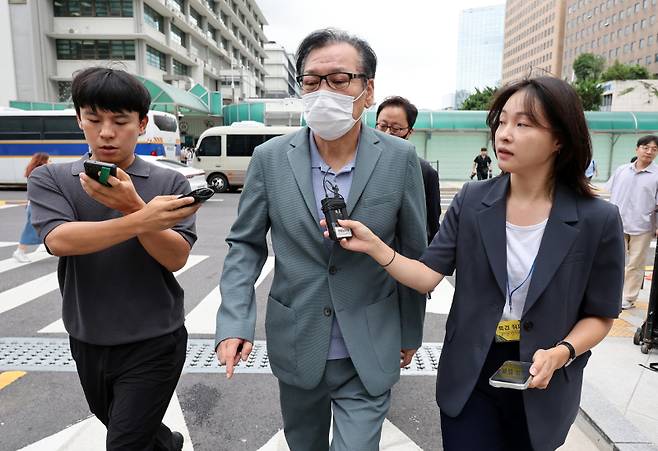 영장심사를 포기한 건진법사 전성배씨가 지난달 21일 민중기 특별검사팀 사무실이 마련된 서울 종로구 KT 광화문빌딩 웨스트에서 대기하기 위해 출석하고 있다. 연합뉴스&nbsp;