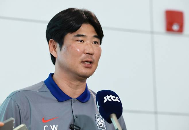 2025 국제축구연맹(FIFA) 20세 이하(U-20) 월드컵에 출전하는 남자축구 대표팀 이창원 감독이 8일 인천국제공항 제2여객터미널에서 대회가 열리는 칠레로 출국하기 앞서 취재진과 인터뷰를 하고 있다. 연합뉴스