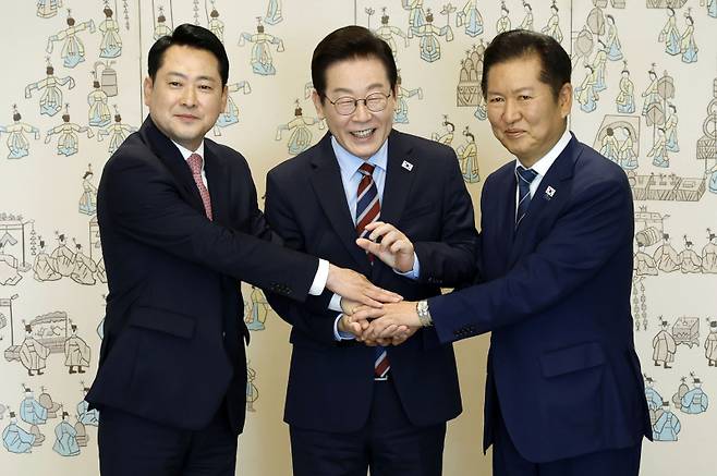 이재명 대통령이 8일 용산 대통령실에서 여야 지도부 오찬 회동에 참석한 정청래 더불어민주당 대표, 장동혁 국민의힘 대표와 기념촬영을 하고 있다. 연합뉴스