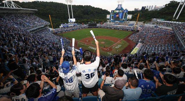 단일 시즌 역대 최다 관중 기록을 수립한 지난 6일 삼성 라이온즈와 한화 이글스의 2025 KBO리그 경기가 열린 대구 삼성라이온즈파크가 야구팬들로 가득 찼다. 연합뉴스
