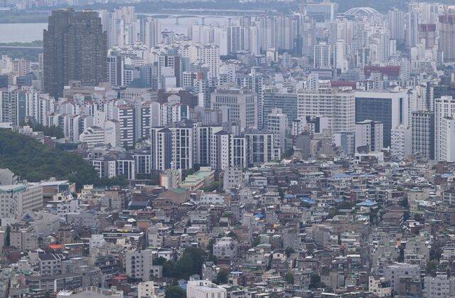 7일 서울 중구 남산서울타워에서 바라본 용산구 일대 아파트단지의 모습. 윤웅 기자