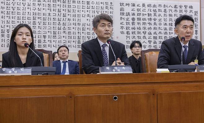 5일 국회에서 열린 법제사법위원회 법안심사1소위원회에서 열린 검찰 개혁 입법청문회에서 서울 남부지검에서 '건진법사' 전성배씨 수사를 담당했던 검사들과 압수수색 증거품인 '관봉권'을 관리했던 검찰 수사관들이 출석했다.  (왼쪽부터) 김정민 서울 남부지검 수사관, 박건욱 대구지검 인권보호관(전 서울남부지검 부장검사), 이희동 부산고검 검사(전 서울남부지검 1차장검사). 연합뉴스