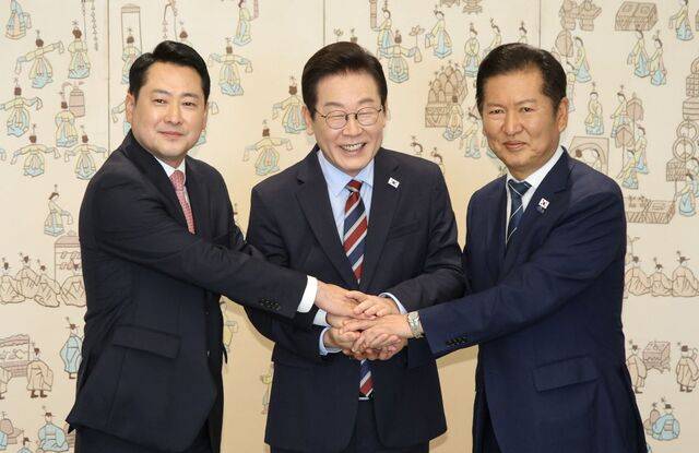 이재명 대통령이 8일 오전 서울 용산 대통령실에서 더불어민주당 정청래 대표, 국민의힘 장동혁 대표와 오찬 회동을 갖기 전 기념 촬영을 하고 있다. 김지훈 기자