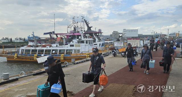 지난 6일 오후 인천 연안부두에서 낚시를 마친 시민들이 하선하는 모습. 기사의 이해를 돕기 위한 사진으로 직접적 연관은 없습니다. 박기웅기자