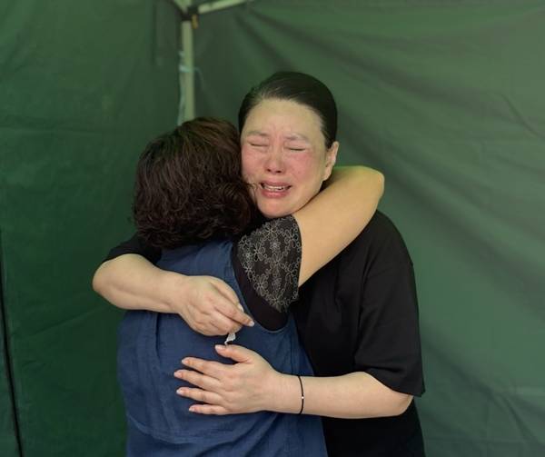 ▲8일오전 서울 마포구 상암동 MBC 사옥 앞에서 진행된 'MBC 오요안나 기상캐스터 추모주간 투쟁선포 기자회견' 현장. 고 오요안나 캐스터의 어머니 장연미씨와 고 김용균씨의 어머니 김미숙씨가 끌어안고 눈물을 흘리고 있다. 사진=윤유경 기자.