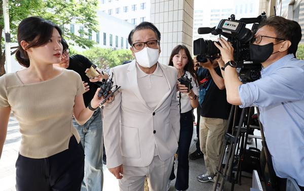 ▲ 2018년 전국지방선거 공천헌금 의혹 혐의를 받는 '건진법사' 전성배 씨가 6월23일 서울 양천구 서울남부지방법원에서 열린 정치자금법 위반 혐의 사건 1심 속행 재판에 출석하기 위해 법정으로 향하고 있다. ⓒ연합뉴스