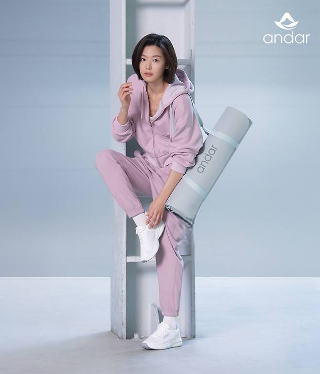 안다르 모델 전지현이 안다르 옷을 입고 포즈를 취하고 있다. <안다르>