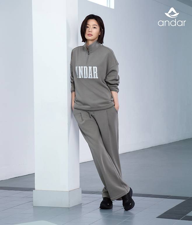 안다르 모델 전지현이 안다르 옷을 입고 포즈를 취하고 있다. <안다르>