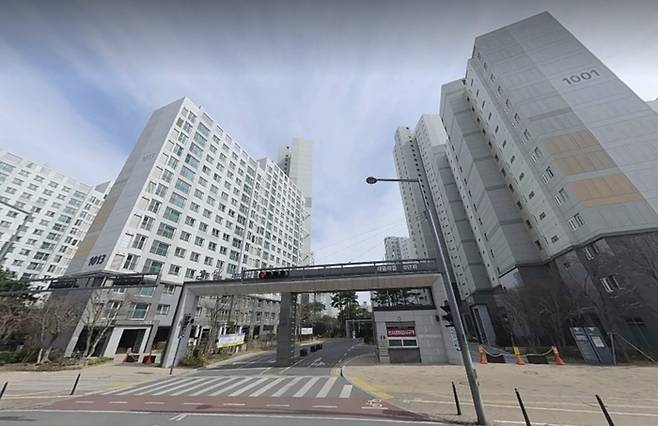 새뜸마을10단지 더샵 힐스테이트 단지 모습. 이 아파트에서는 올해 들어 8월까지 전용 60㎡ 미만 거래량은 38건으로 나타났다. 이는 전용 60㎡ 이상 중대형 평형 거래량(6건)보다 약 6배 많은 수치다. [사진 = 로드뷰]