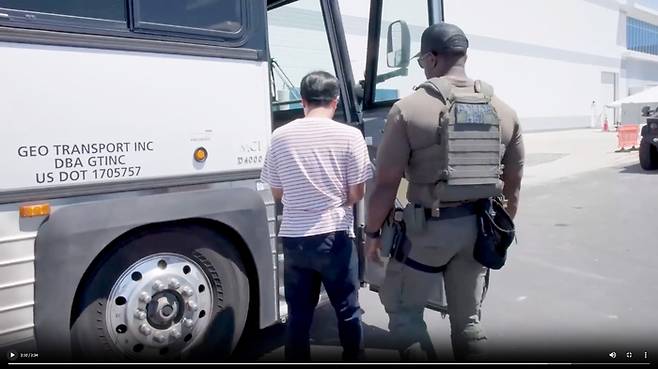 미국 이민세관단속국 ICE(U.S. Immigration and Customs Enforcement)가 조지아주 내 현대자동차그룹과 LG에너지솔루션 합작 배터리 공장 건설 현장의 한국인 직원 300여 명을 기습 단속·구금하는 영상을 공개했다. [사진 = ICE 홈페이지]
