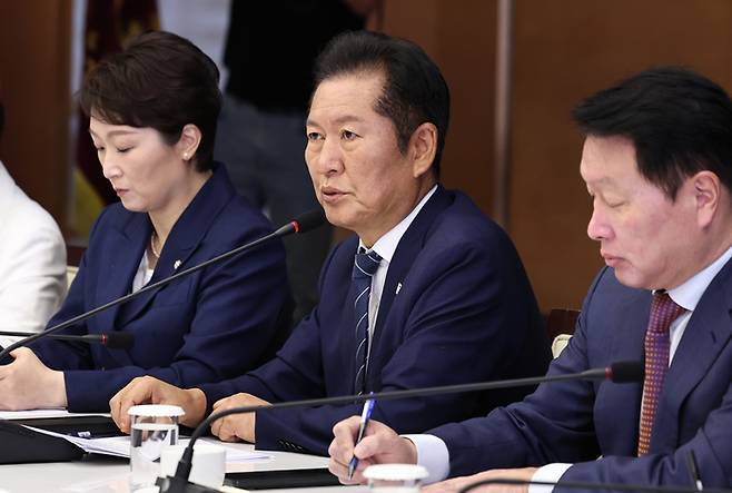 정청래 더불어민주당 대표가 8일 오전 서울 중구 대한상공회의소에서 열린 최태원 대한상의 회장 등 기업인들과의 정책 간담회에서 인사말을 하고 있다. [사진 = 뉴스1]