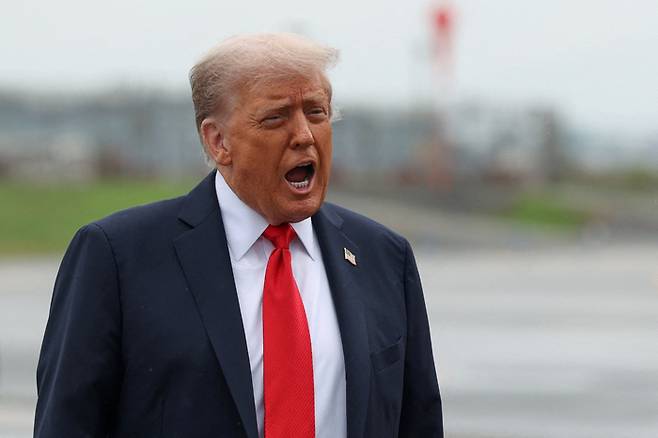 도널드 트럼프 미국 대통령이 7일(현지시간) 미국에서 열리는 US 오픈 남자 테니스 결승전을 위해 뉴욕 라과디아 공항에 도착해 연설하고 있는 모습. [로이터 = 연합뉴스]