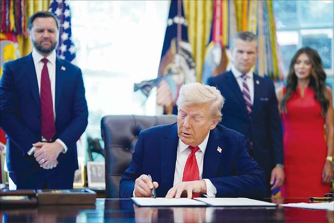 최근 트럼프 미국 대통령이 행정명령 ‘401(k) 투자자 대체 자산 투자 기회 확대’에 서명하며 비트코인 시장이 다시 들썩인다. 미국 기업 퇴직연금 계정인 401(k) 계좌에 비트코인을 비롯한 대체 자산 투자를 허용하도록 지침을 정비하라는 내용이다. (UPI=연합뉴스)