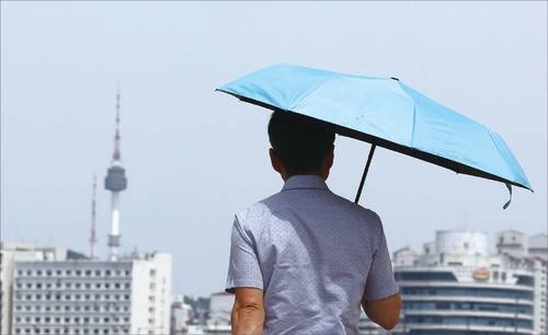 여성의 전유물로만 여겨지던 ‘양산’을 쓰는 남성 소비자가 급증하고 있다. 매일 이어지는 극한 폭염을 버티지 못한 이들이 양산을 대거 사들였다. (연합뉴스)