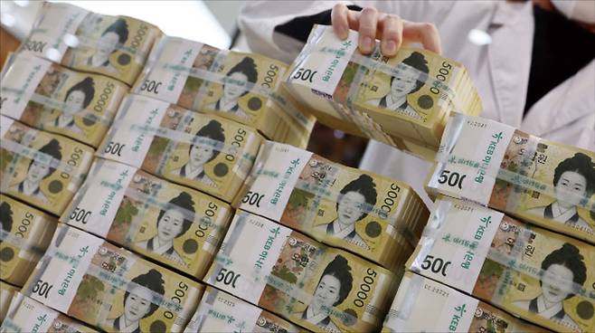 증권가에서 발행어음이 뜨거운 키워드로 떠올랐다. 기존 4개 사업자 경쟁이 치열한 가운데, 올해 5개 증권사가 신규 사업자 인가를 신청하며 내년 시장 규모가 100조원까지 커질 수 있다는 전망이 나온다. (연합뉴스)
