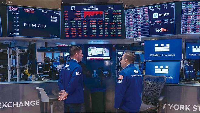 AI 반도체 기업 엔비디아 주가가 폭등하며 ‘텐베거’에 대한 관심이 높아졌다. AI, 제약·바이오, 우주항공 등에서 또 다른 텐베거 종목이 등장할 수 있다는 목소리가 나온다. 사진은 미국 뉴욕 증시. (AFP=연합뉴스)