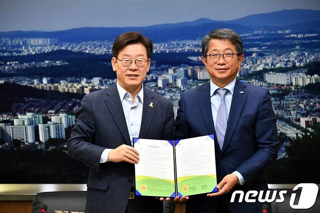 지난 2017년 당시 이재명 시장(왼)과 박상우 LH 사장이 ‘성남형 도시재생사업 기본업무에 관한 협약서’를 들고 기념사진을 찍고 있다.(성남시 제공)(C) News1