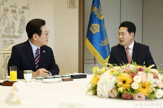 [서울=뉴시스] 최동준 기자 = 이재명 대통령이 8일 서울 용산 대통령실 청사에서 열린 여야 지도부 오찬 회동에서 장동혁 국민의힘 대표 발언을 듣고 있다. 2025.09.08. photocdj@newsis.com /사진=최동준