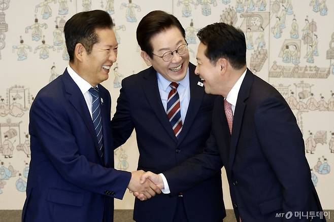 [서울=뉴시스] 최동준 기자 = 이재명 대통령이 8일 서울 용산 대통령실 청사에서 열린 여야 지도부 오찬 회동에서 정청래 더불어민주당 대표와 장동혁 국민의힘 대표의 악수 모습을 보며 밝게 웃고 있다. 2025.09.08. photocdj@newsis.com /사진=최동준