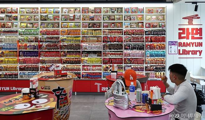 서울 마포구 CU 홍대상상점 라면 라이브러리를 찾은 외국인들이 라면을 먹고 있다.  /사진제공=뉴스1