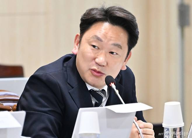 [나주=뉴시스] 이영주 기자 = 곽상언 더불어민주당 의원이 14일 오후 전남 나주시 한국전력공사 본사에서 열린 산업통산자원중소벤처기업위원회 국정감사에서 김동철 한국전력공사 사장에게 질의하고 있다. 2024.10.14. leeyj2578@newsis.com /사진=